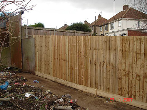  A NEW LONG STRETCH OF CLOSE BOARDED FENCING WITH BARGE BOARDS